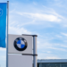 BMW planeja reduzir em 20% os cargos de gerência até 2027 e ampliar o uso de inteligência artificial para cortar custos e aumentar a eficiência.