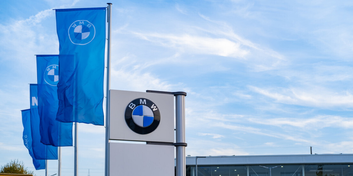 BMW planeja reduzir em 20% os cargos de gerência até 2027 e ampliar o uso de inteligência artificial para cortar custos e aumentar a eficiência.