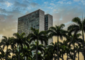  Levantamento da Transparência Brasil aponta informações insuficientes em 1.796 planos de obras financiadas por emendas Pix em 2025.