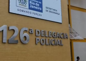 Menina de 10 anos é ferida ao tentar defender a mãe durante ataque em Cabo Frio. Suspeito foi preso por tentativa de feminicídio.