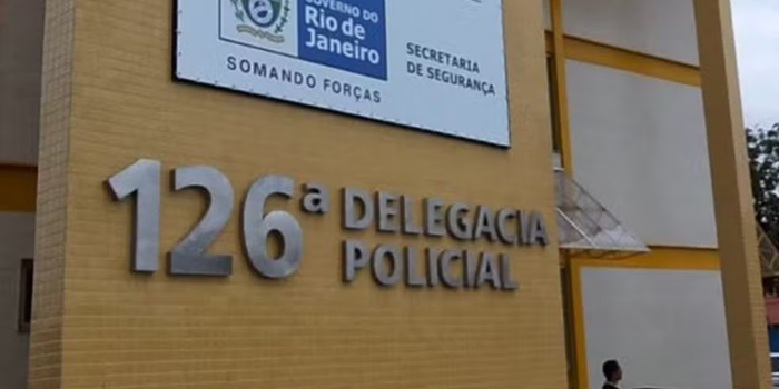 Menina de 10 anos é ferida ao tentar defender a mãe durante ataque em Cabo Frio. Suspeito foi preso por tentativa de feminicídio.
