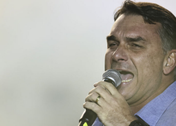 Flávio Bolsonaro criticou decisões do TSE e do STF após o cancelamento do debate da Globo e classificou as mudanças como “censura”.
