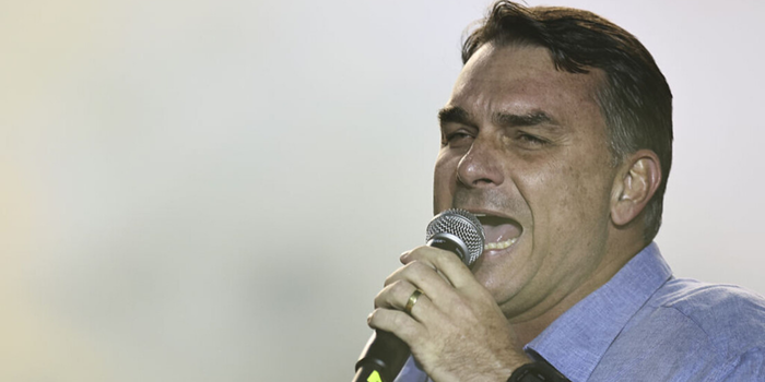 Flávio Bolsonaro criticou decisões do TSE e do STF após o cancelamento do debate da Globo e classificou as mudanças como “censura”.