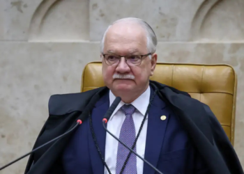  Edson Fachin pede tranquilidade e respeito ao voto antes das eleições de 2026, enquanto AGU solicita investigação sobre suposto financiamento externo contra o STF.