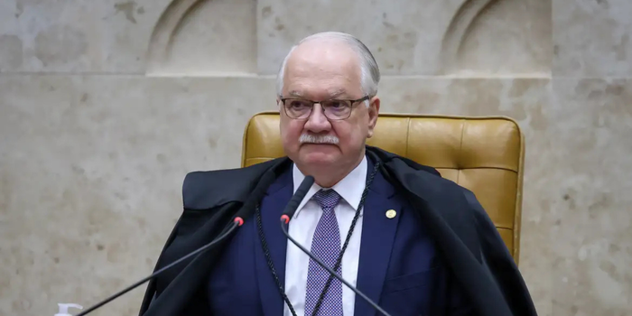 Edson Fachin pede tranquilidade e respeito ao voto antes das eleições de 2026, enquanto AGU solicita investigação sobre suposto financiamento externo contra o STF.