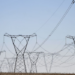 Distribuidoras de energia reforçam equipes e suspendem serviços não emergenciais para reduzir riscos de interrupções durante as eleições de 2026.