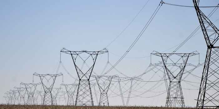 Distribuidoras de energia reforçam equipes e suspendem serviços não emergenciais para reduzir riscos de interrupções durante as eleições de 2026.