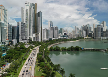 Panamá tem o maior custo de vida da América Latina, segundo levantamento da Wise. Venezuela aparece com o menor gasto médio mensal da região.