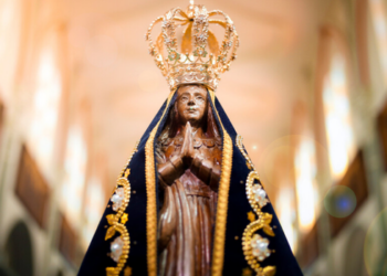 Conheça a história de Nossa Senhora Aparecida, padroeira do Brasil, cuja celebração em 12 de outubro reúne milhões de fiéis em todo o país.