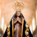 Conheça a história de Nossa Senhora Aparecida, padroeira do Brasil, cuja celebração em 12 de outubro reúne milhões de fiéis em todo o país.