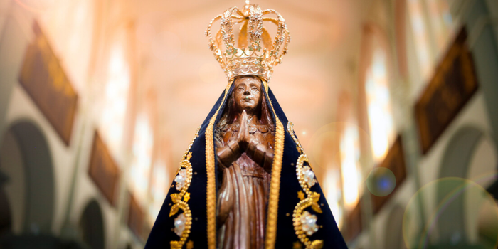 Conheça a história de Nossa Senhora Aparecida, padroeira do Brasil, cuja celebração em 12 de outubro reúne milhões de fiéis em todo o país.