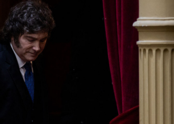 Argentina registra queda de 6,3% no número de empregadores durante o governo Milei, enquanto levantamento aponta a eliminação de 437 mil empregos formais.