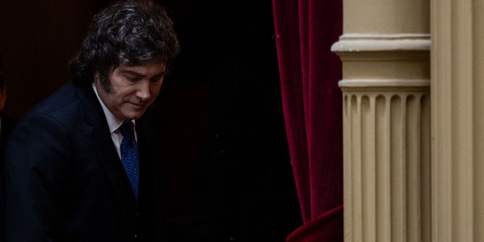 Argentina registra queda de 6,3% no número de empregadores durante o governo Milei, enquanto levantamento aponta a eliminação de 437 mil empregos formais.