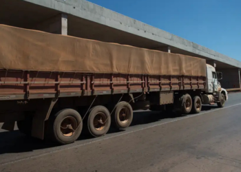 Levantamento identifica mais de 98 mil trabalhadores no transporte de produtos perigosos no Brasil e destaca desafios de qualificação, renovação da mão de obra e participação feminina.