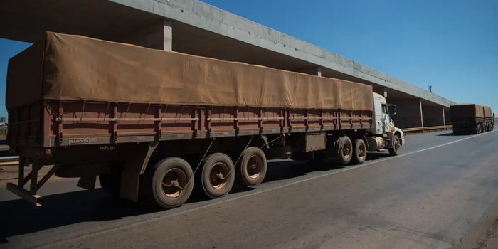 Levantamento identifica mais de 98 mil trabalhadores no transporte de produtos perigosos no Brasil e destaca desafios de qualificação, renovação da mão de obra e participação feminina.