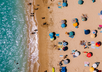 Drone da Guarda Municipal ajudou a abordar sete jovens suspeitos de consumir drogas na Praia do Forte, em Cabo Frio. Caso foi registrado como porte para consumo pessoal.