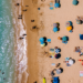 Drone da Guarda Municipal ajudou a abordar sete jovens suspeitos de consumir drogas na Praia do Forte, em Cabo Frio. Caso foi registrado como porte para consumo pessoal.