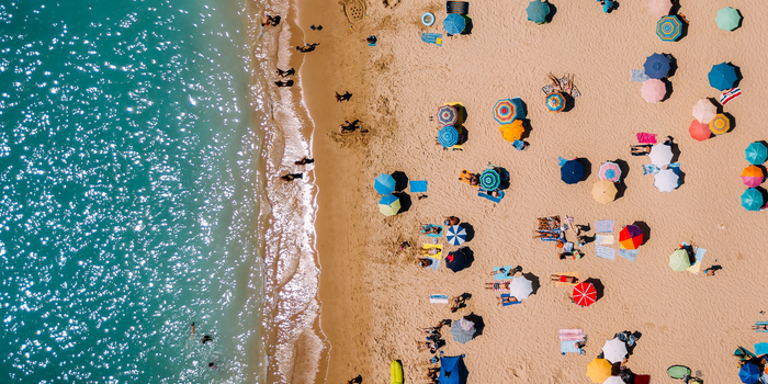 Drone da Guarda Municipal ajudou a abordar sete jovens suspeitos de consumir drogas na Praia do Forte, em Cabo Frio. Caso foi registrado como porte para consumo pessoal.