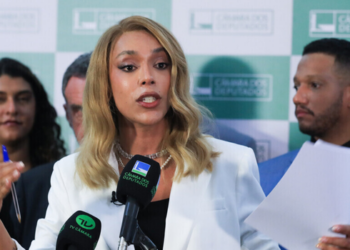 Erika Hilton admite deixar o PSOL e ingressar no PT em 2027, após criticar a estratégia partidária e a distribuição de recursos eleitorais.