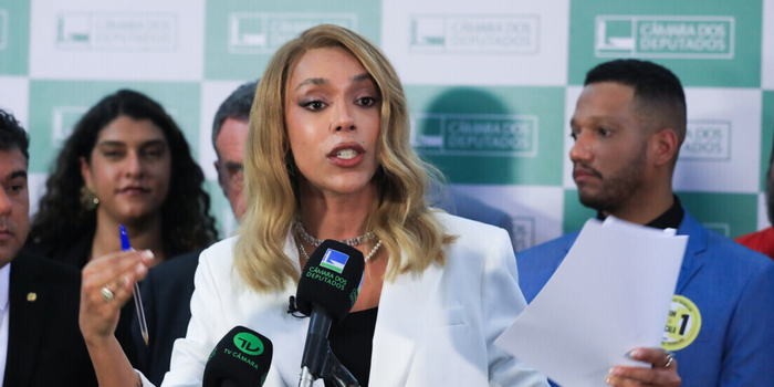 Erika Hilton admite deixar o PSOL e ingressar no PT em 2027, após criticar a estratégia partidária e a distribuição de recursos eleitorais.