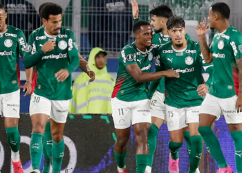 Palmeiras vence o Athletico-PR, chega aos 66 pontos e assume a liderança provisória do Brasileirão. Flamengo pode recuperar a ponta contra o Bahia.