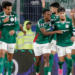 Palmeiras vence o Athletico-PR, chega aos 66 pontos e assume a liderança provisória do Brasileirão. Flamengo pode recuperar a ponta contra o Bahia.