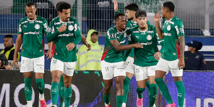 Palmeiras vence o Athletico-PR, chega aos 66 pontos e assume a liderança provisória do Brasileirão. Flamengo pode recuperar a ponta contra o Bahia.