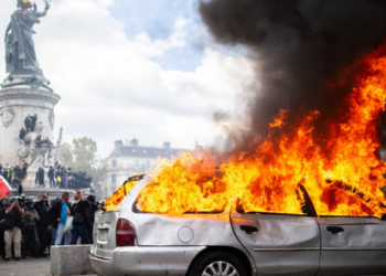 Donald Trump cobra fechamento das fronteiras da França após protestos e violência. Distúrbios deixaram agentes feridos e provocaram cerca de 1.200 detenções.