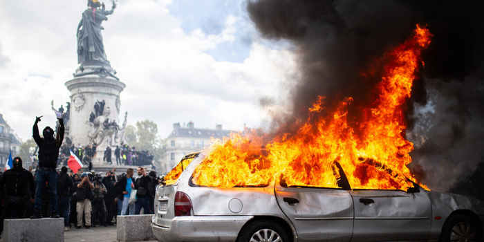 Donald Trump cobra fechamento das fronteiras da França após protestos e violência. Distúrbios deixaram agentes feridos e provocaram cerca de 1.200 detenções.