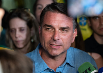 STF recebe investigação sobre suspeitas de lavagem de dinheiro e evasão fiscal envolvendo Flávio Bolsonaro, Willer Tomaz e empresas ligadas a apostas.