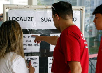 TSE aponta mudanças em 444 seções eleitorais que podem afetar cerca de 130 mil pessoas em 22 estados. Saiba como consultar o local de votação para o segundo turno.