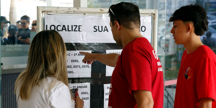 TSE aponta mudanças em 444 seções eleitorais que podem afetar cerca de 130 mil pessoas em 22 estados. Saiba como consultar o local de votação para o segundo turno.