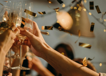 Sonhar com festa pode estar associado à alegria, à renovação e a novos ciclos. Descubra as interpretações populares para sonhos com casamento.
