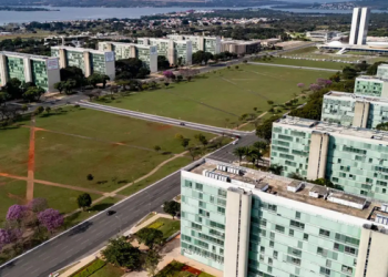 Servidores públicos federais poderão ter folga prolongada entre 30 de outubro e 2 de novembro, com a transferência do ponto facultativo do Dia do Servidor.