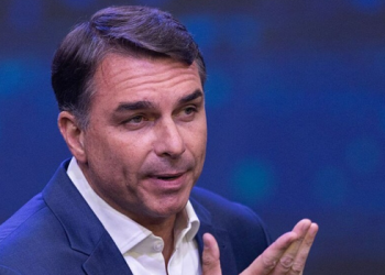 Polícia Federal investiga relatos de possível viagem de Flávio Bolsonaro aos EUA pela Argentina; governo argentino nega registro de entrada do senador.