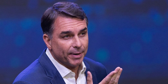 Polícia Federal investiga relatos de possível viagem de Flávio Bolsonaro aos EUA pela Argentina; governo argentino nega registro de entrada do senador.