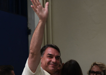 Parlamentares do PT anunciam pedido de prisão preventiva contra Flávio Bolsonaro e pretendem solicitar inclusão do senador na lista vermelha da Interpol.