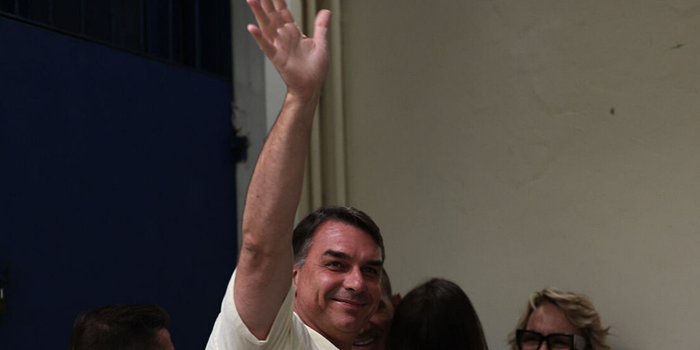 Parlamentares do PT anunciam pedido de prisão preventiva contra Flávio Bolsonaro e pretendem solicitar inclusão do senador na lista vermelha da Interpol.