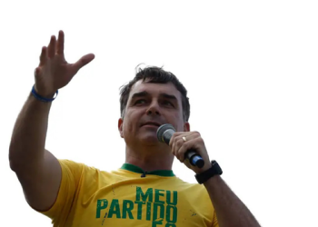 Simón Levy afirma que Flávio Bolsonaro chegou aos Estados Unidos e cita Marco Rubio em suposta operação chamada “Alba”, ainda sem confirmação oficial.