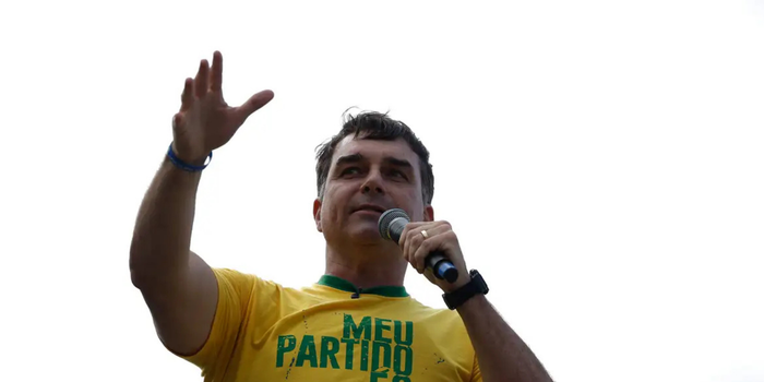 Simón Levy afirma que Flávio Bolsonaro chegou aos Estados Unidos e cita Marco Rubio em suposta operação chamada “Alba”, ainda sem confirmação oficial.