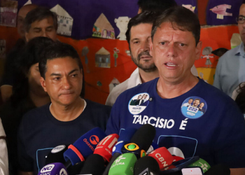 Tarcísio de Freitas defende respeito ao resultado das urnas e atuação institucional da oposição após carta de Flávio Bolsonaro com alegações de fraude.