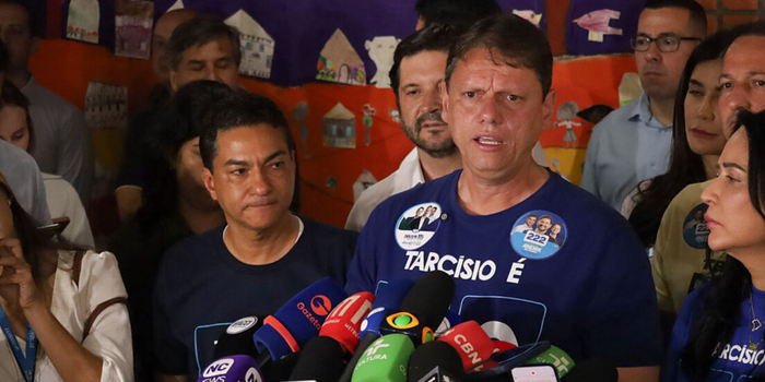 Tarcísio de Freitas defende respeito ao resultado das urnas e atuação institucional da oposição após carta de Flávio Bolsonaro com alegações de fraude.