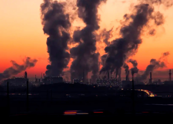 Relatório da Oxfam aponta que os 0,1% mais ricos poluem mais que 3,5 bilhões de pessoas e alerta para os impactos desiguais da crise climática.