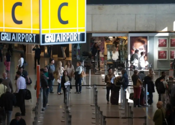 Aeroportos brasileiros devem receber mais de 2 milhões de passageiros no feriado de Finados, entre 30 de outubro e 3 de novembro, segundo o Ministério do Turismo.