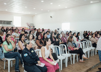 Prefeitura promove encontro sobre saúde da mulher e valorização das servidoras da Educação em São Francisco.