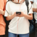 Ficar muito tempo no celular com o cotovelo dobrado pode comprimir o nervo ulnar. Veja os sintomas e como prevenir.