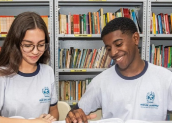 Estudantes do RJ já podem renovar matrículas para 2027. Confira prazos, transferências e calendário da Seeduc.