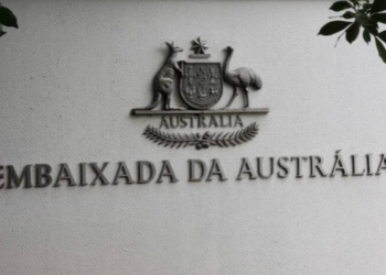 Austrália fecha temporariamente embaixada em Brasília após suspensão de serviços consulares dos Estados Unidos por razões de segurança.