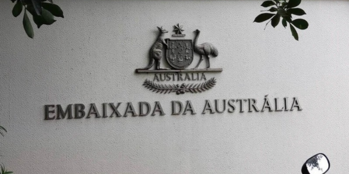 Austrália fecha temporariamente embaixada em Brasília após suspensão de serviços consulares dos Estados Unidos por razões de segurança.
