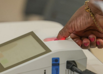 TSE informa que 1.543 urnas eletrônicas foram substituídas até as 15h30 deste domingo nas Eleições 2026. Nenhuma seção precisou usar cédulas de papel.